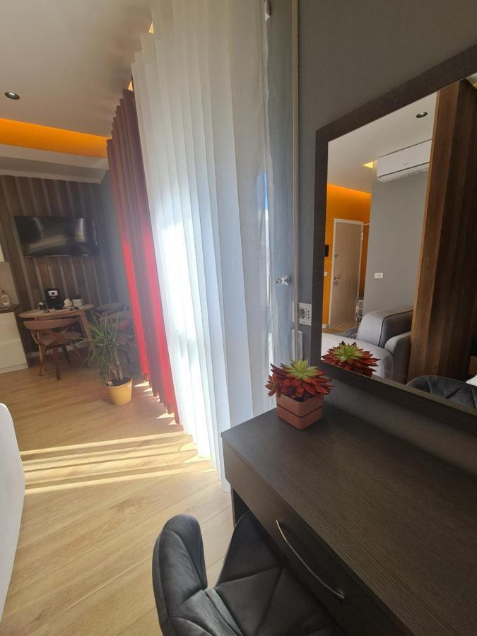 Sunny Apartment - Blloku Tirana, Near Lake Bagian luar foto