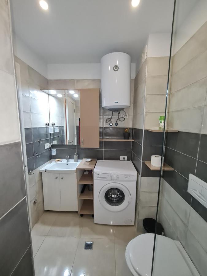 Sunny Apartment - Blloku Tirana, Near Lake Bagian luar foto