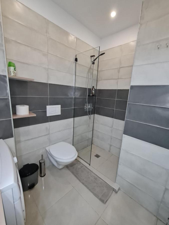 Sunny Apartment - Blloku Tirana, Near Lake Bagian luar foto