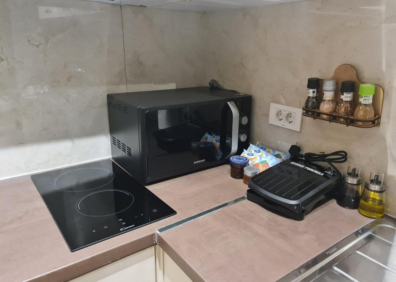 Sunny Apartment - Blloku Tirana, Near Lake Bagian luar foto